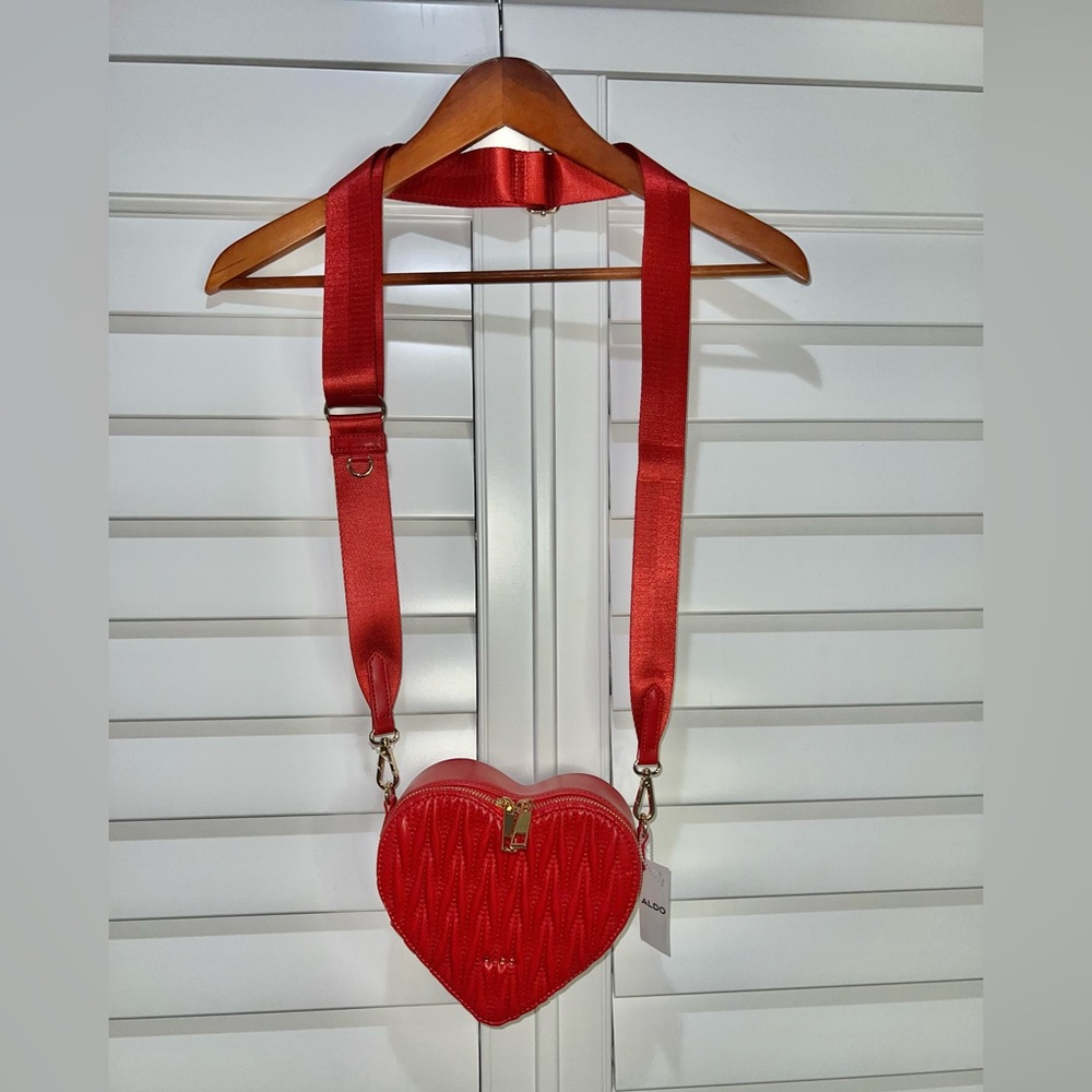 SOLD. 𝐀𝐋𝐃𝐎- 𝑅𝑒𝑑, 𝐻𝑒𝑎𝑟𝑡-𝑆ℎ𝑎𝑝𝑒𝑑 𝑃𝑢𝑟𝑠𝑒 w/matching strap